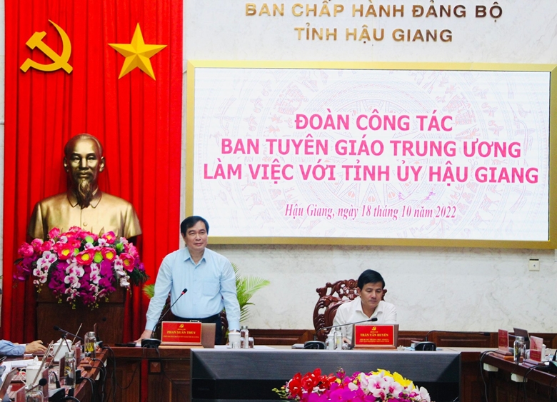 Đồng chí Phan Xuân Thủy, Phó Trưởng Ban Tuyên giáo Trung ương, Trưởng đoàn công tác phát biểu tại buổi làm việc.